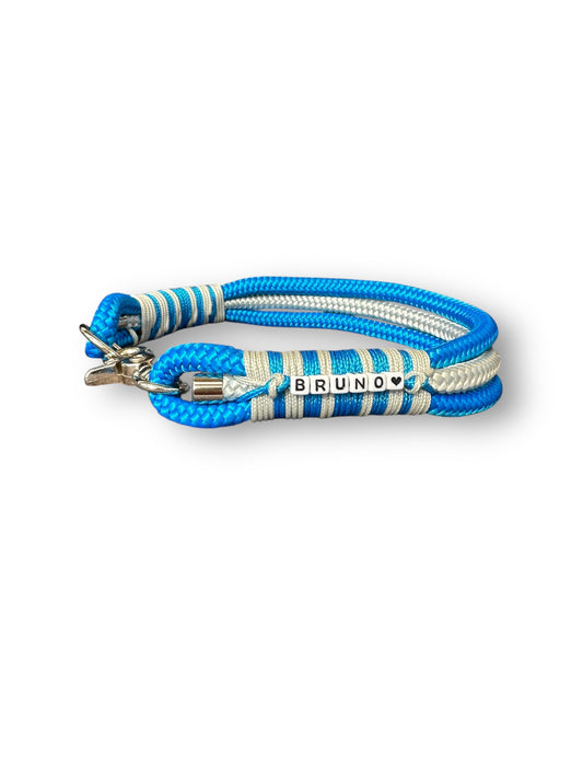 Hundehalsband aus Tau in der Farbe Metallic Royal Blau mit Silber grauen Details. Seitenansicht