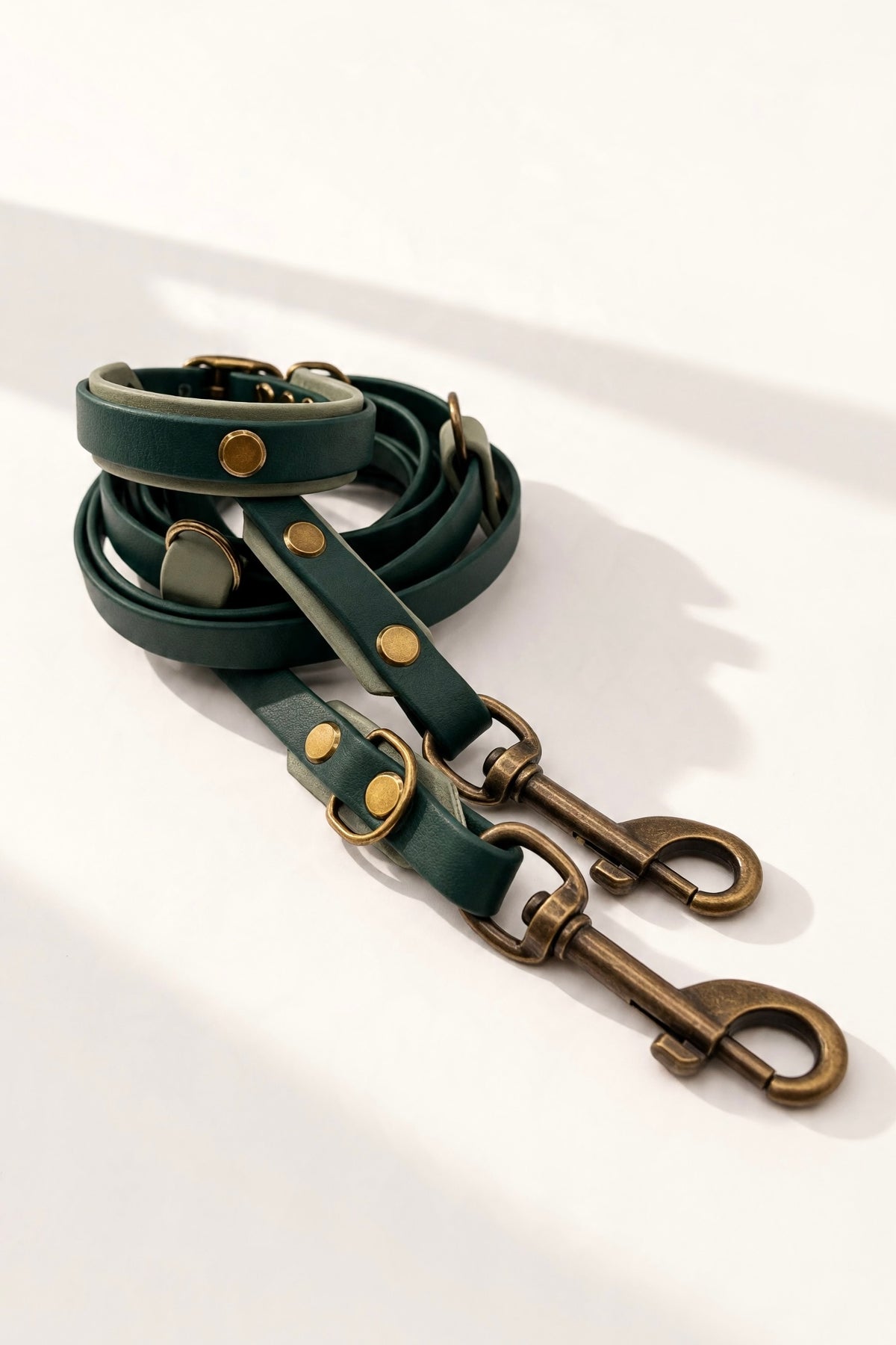 BioThane Hundehalsband und Hundeleine in Dunkelgrün und Foggy Grün. Handgefertigt und personalisierbar in Größe und Breite. Rückansicht Set