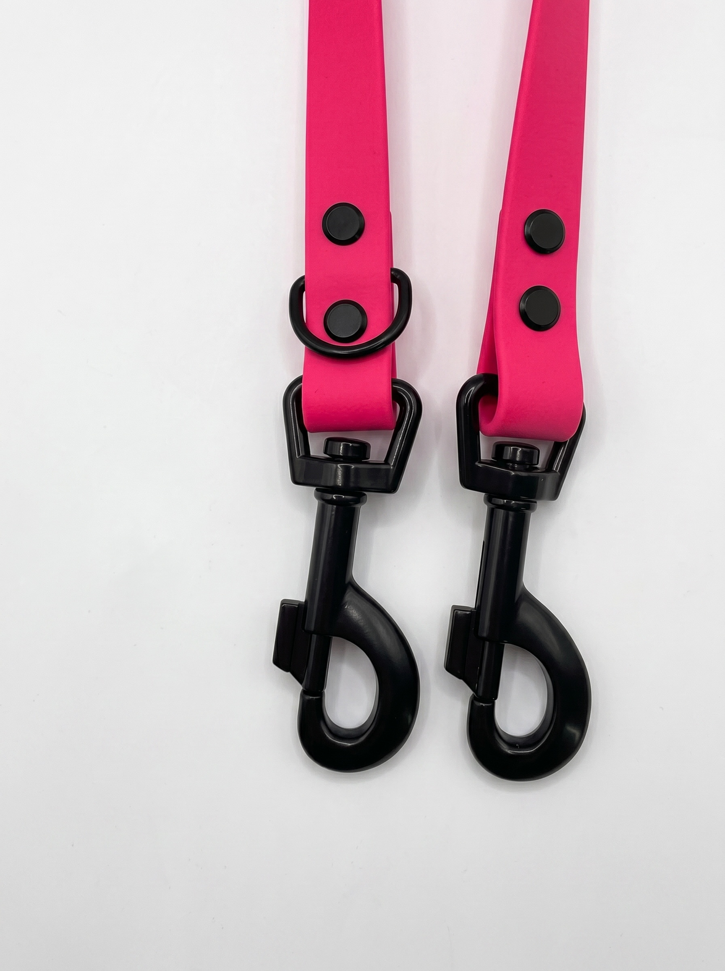 Hundehalsband und Hundeleine aus BioThane in rosa und pink. Handgemacht und Personalisierbar in Länge, Breite und Farbe. Geeignet für kleine, mittlere und große Hunde. Ansicht: Details Karabiner
