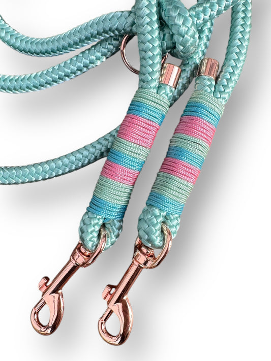Hundeleine aus Tau in der Farbe sea Grün mit rosa, blauen und grünen Details. Umwickelung