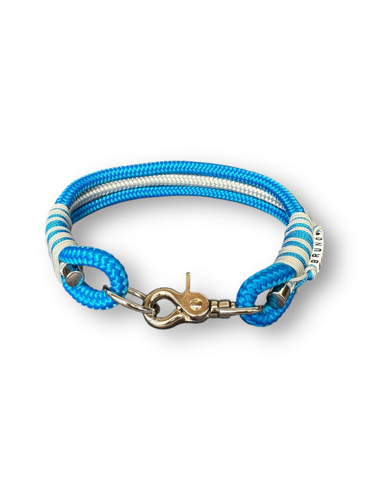 Hundehalsband aus Tau in der Farbe Metallic Royal Blau mit Silber grauen Details. Vorderansicht