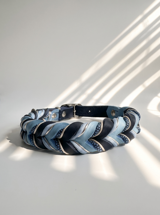 Lederhalsband geflochten in dunkelblau und hellblau. Mit silbernen Details versehen. Anpassbar und personalisierbar für jeden Hund. Verstellbares Lederhalsband. Ansicht Draufsicht