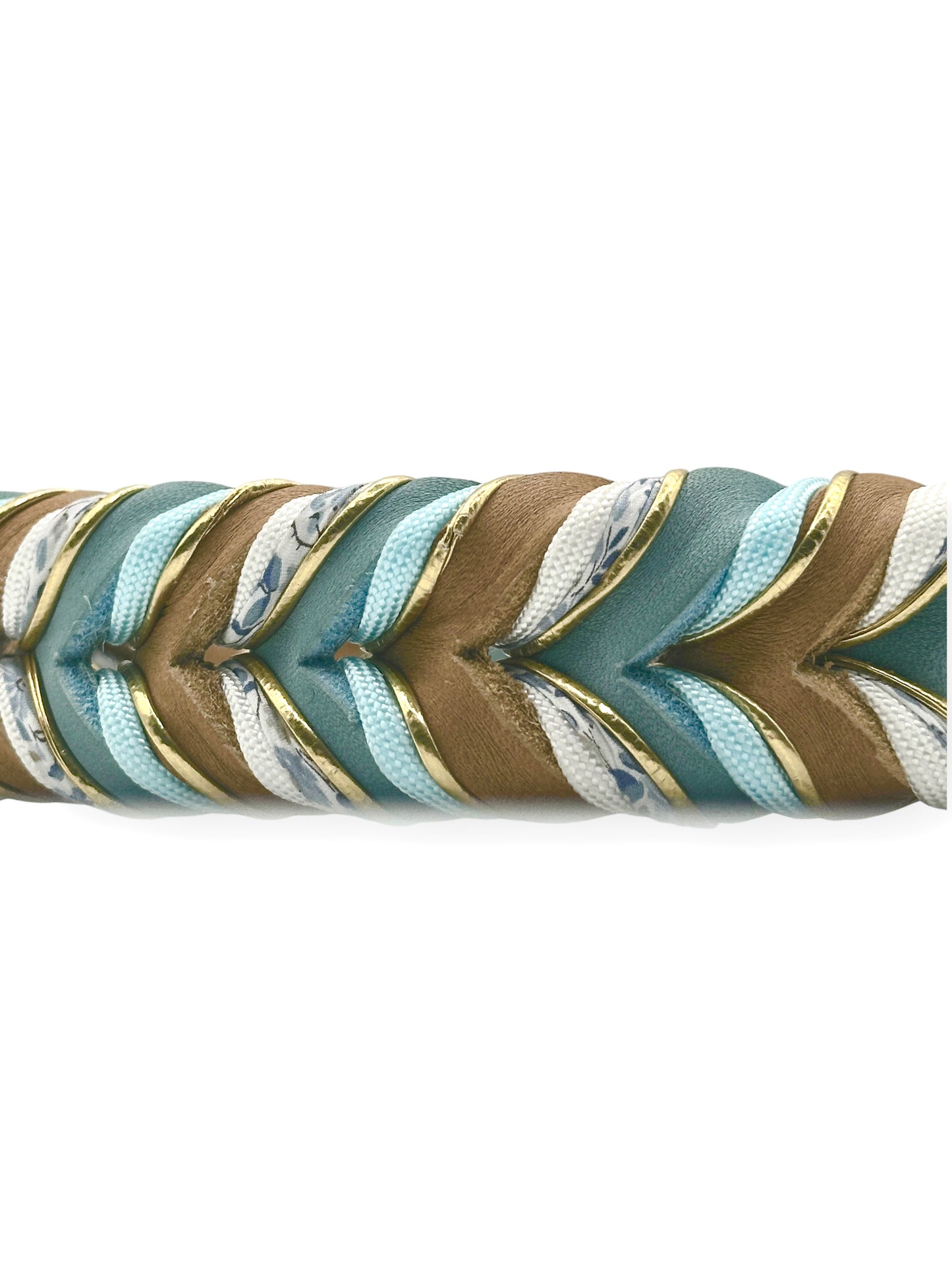 Lederhalsband aus Fettleder in den Farben Blau & Braun mit goldenen und Blumen details. Geeigent für kleine, mittlere und große Hunde, da das Halsband an das gewicht deines Hundes angepasst wird.