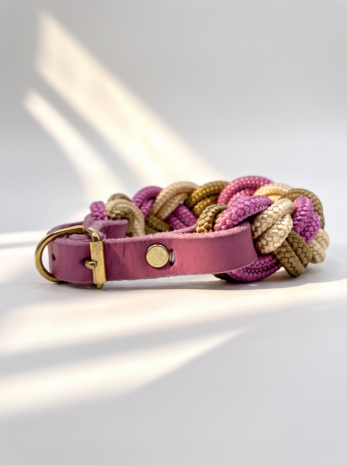 Hundehalsband geflochten aus Tau in rosa braun und cream. Handgefertigt und individuell anpassbar. Ansicht Seite