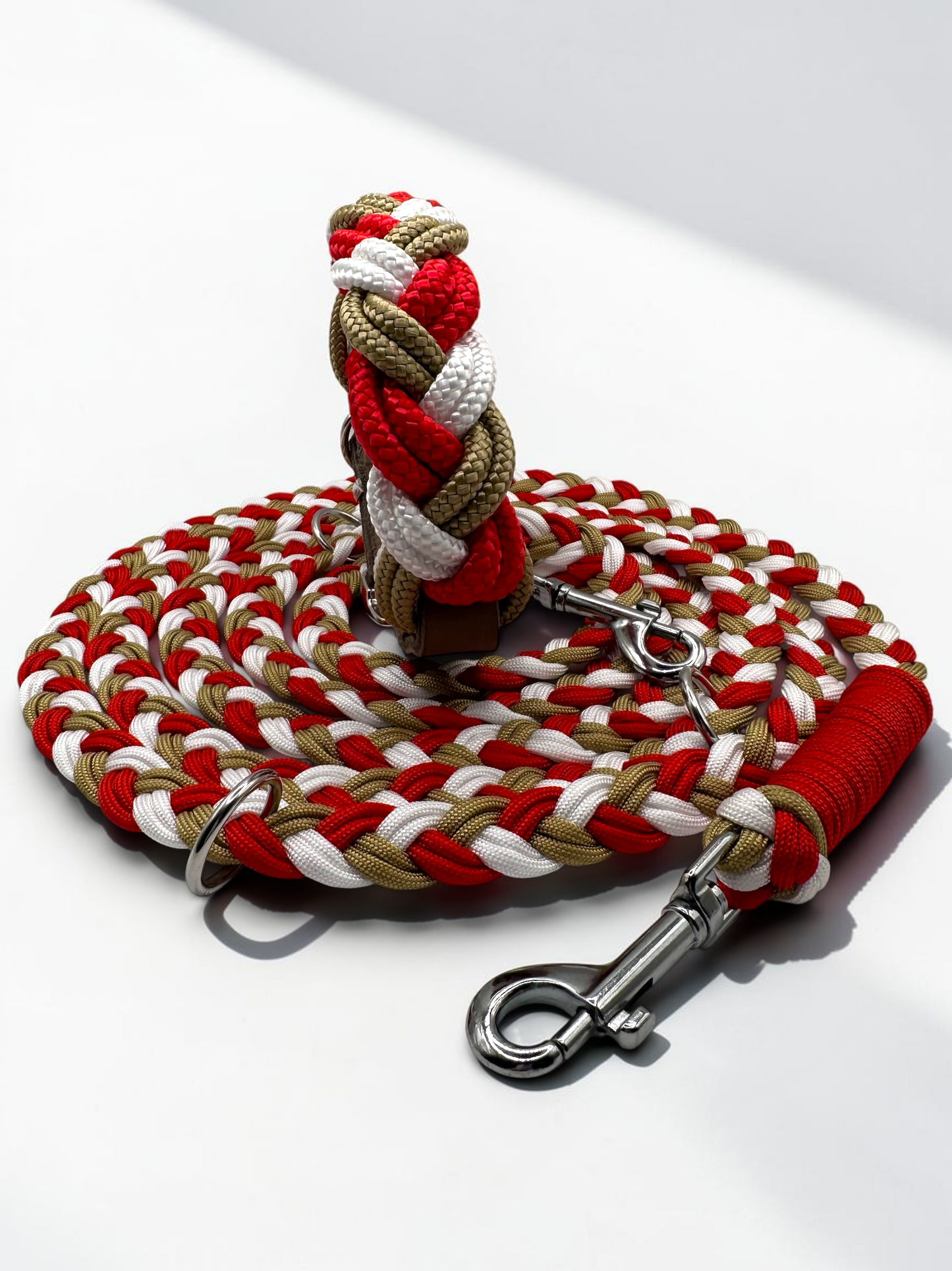 Hundehalsband und Hundeleine aus Tau geflochten in den Farben: Poppy Rot, Snow Weiß und Gold. Leder Verschluss zum verstellen. Weihnachtshalsband für kleine, mittlere und große Hunde. Personalisierbar. Ansicht: Leine und Halsband als Set