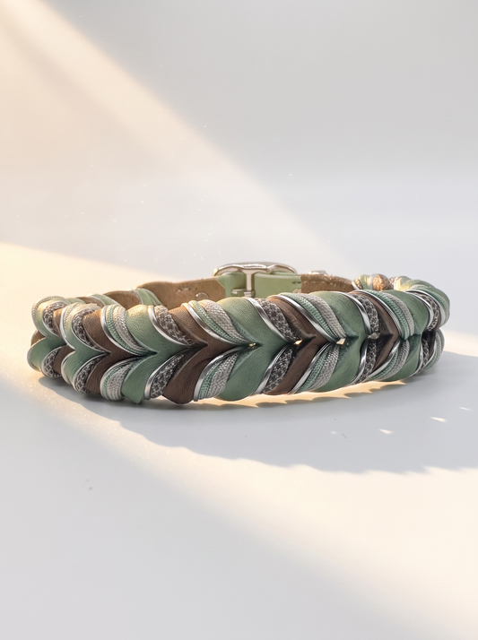 Hunde set aus Fettleder bestehend aus Halsband und Leine in den Farben Schlamm und mint. Geeignet für kleine, mittlere und große Hunde, da es a das Gewicht und Größe angepasst wird. Details in grau, Silber und grün. Ansicht Halsband hinten