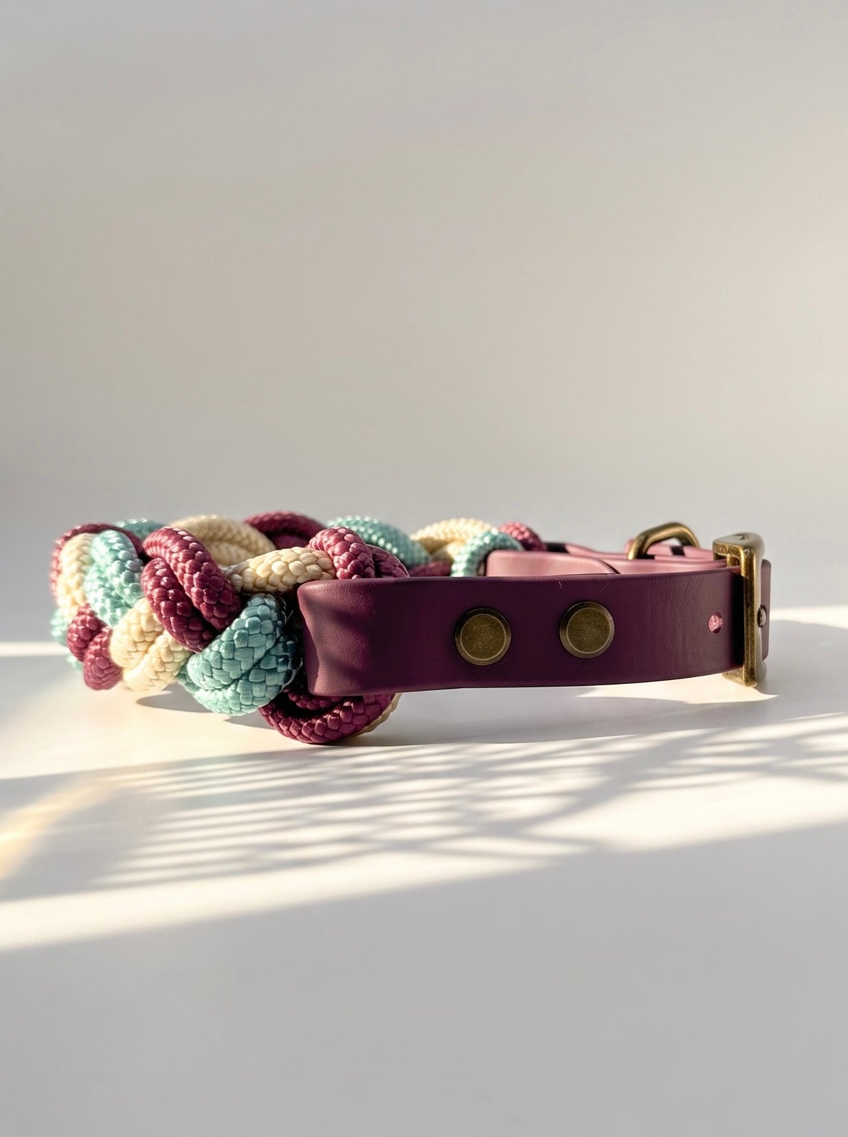 Hundehalsband geflochten aus Tau in den Farben Aubergine, Sea grün und Shiny Gold.
Handgefertigt und individuell anpassbar. Ansicht Seite