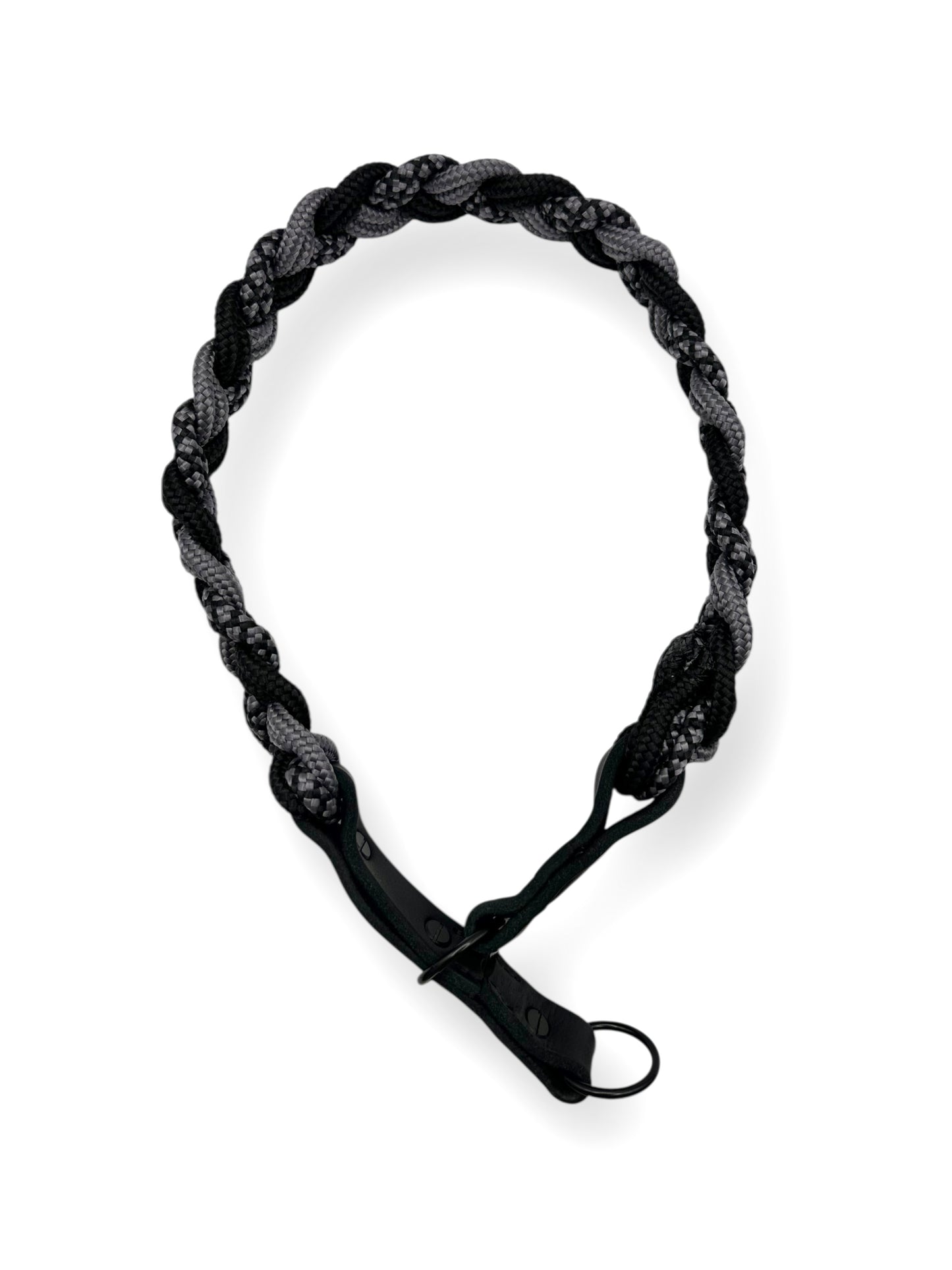 Hundehalsband geflochten aus Tau in grau und schwarz. Tauhalsband aus 6mm starken PPM-Seil geflochten. Mit Zugstopp Verschluss aus schwarzem Leder.