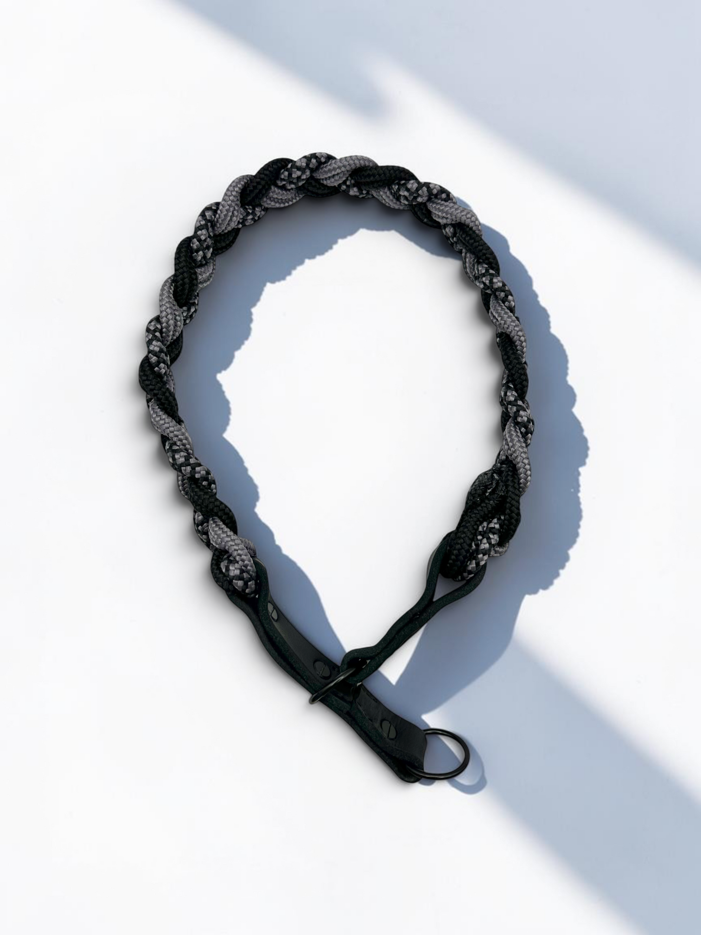 Hundehalsband geflochten aus Tau in grau und schwarz. Tauhalsband aus 6mm starken PPM-Seil geflochten. Mit Zugstopp Verschluss aus schwarzem Leder. Ansicht: Draufsicht