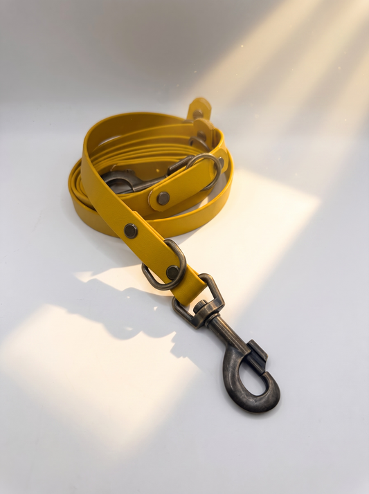 BioThane Leine uin Senf Gelb Minimal. Handgefertigt und individuell anpassbar. Beschläge personalisierbar. Verstellbares Halsband. Ansicht der Leine mit Bolzenkarabiner in Antik Gold