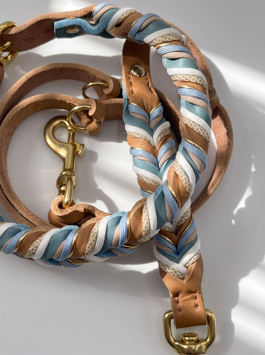 Hundeset aus Fettleder in Braun und Blau mit goldenen und weißen Details. Lederhalsband und Lederleine Geeigent für kleine, mittlere und große Hunde, da es individuell an deinen Hund angepasst wird. Verschiedene Breiten und Längen personalisierbar. Ansicht details
