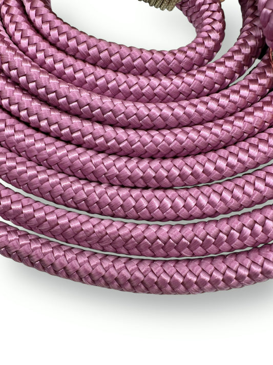 Hundeleine aus 8mm Tau in Granny rosa mit Mocca und rosé Gold Details Herbst Farben - Nahaufnahme Seil