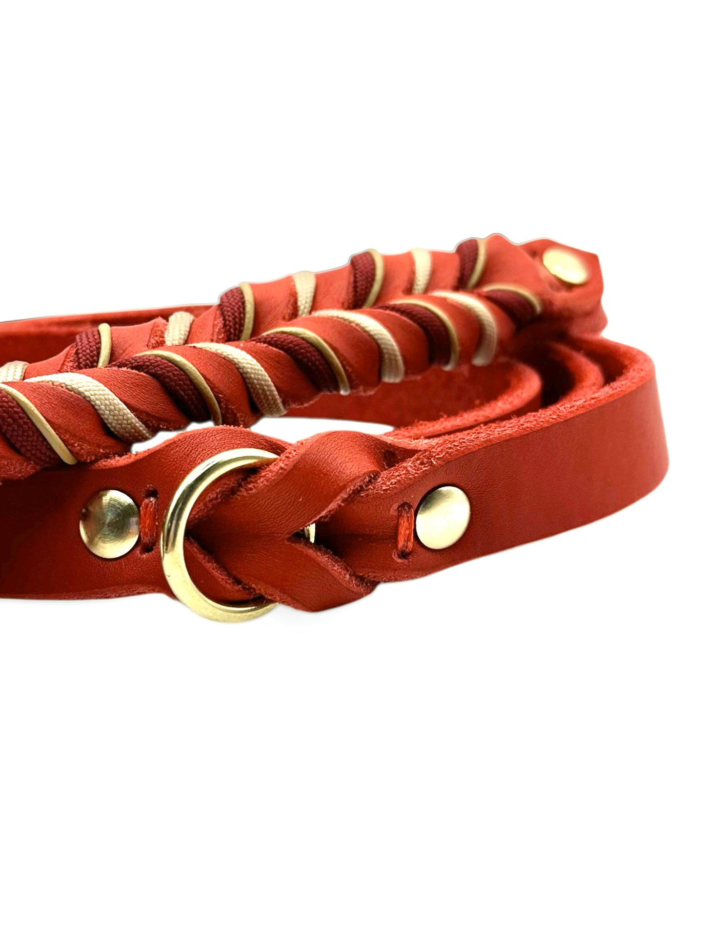 Lederleine in rot für Hunde. Mit Cream und goldenen Details. Länge und Breite der Leine wählbar, somit geeignet für alle Hunde.