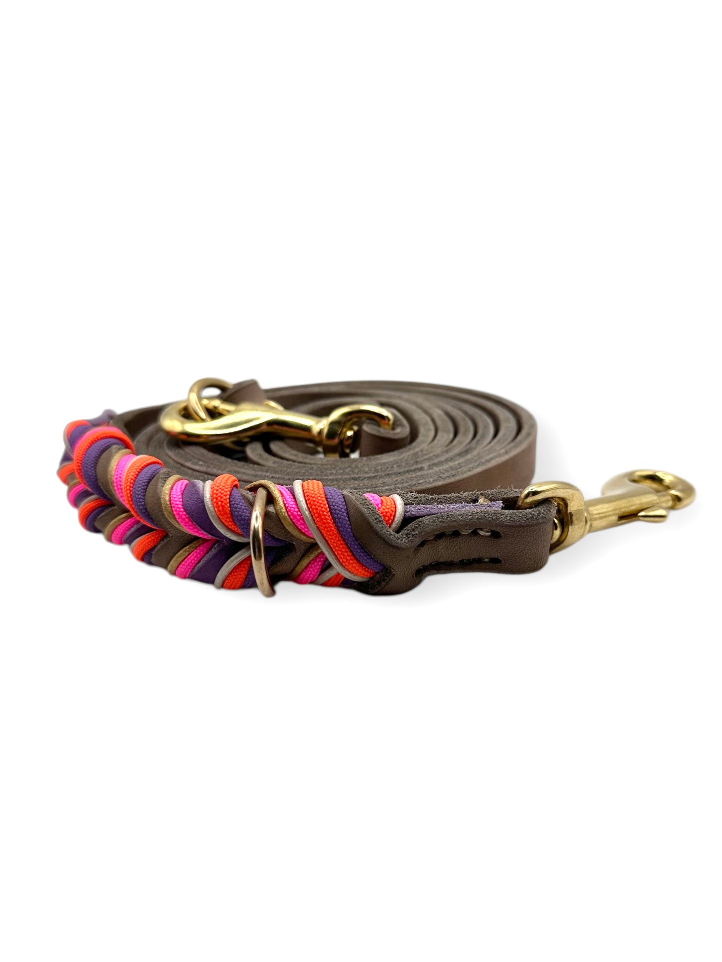 Hunde set aus Fettleder bestehend aus Halsband und Leine in den Farben: Braun und Orchidee mit lila, orangen, rosa und goldenen Details. Geeignet für kleine, mittlere und große Hunde da es individuell an das Gewicht und Größe angepasst wir