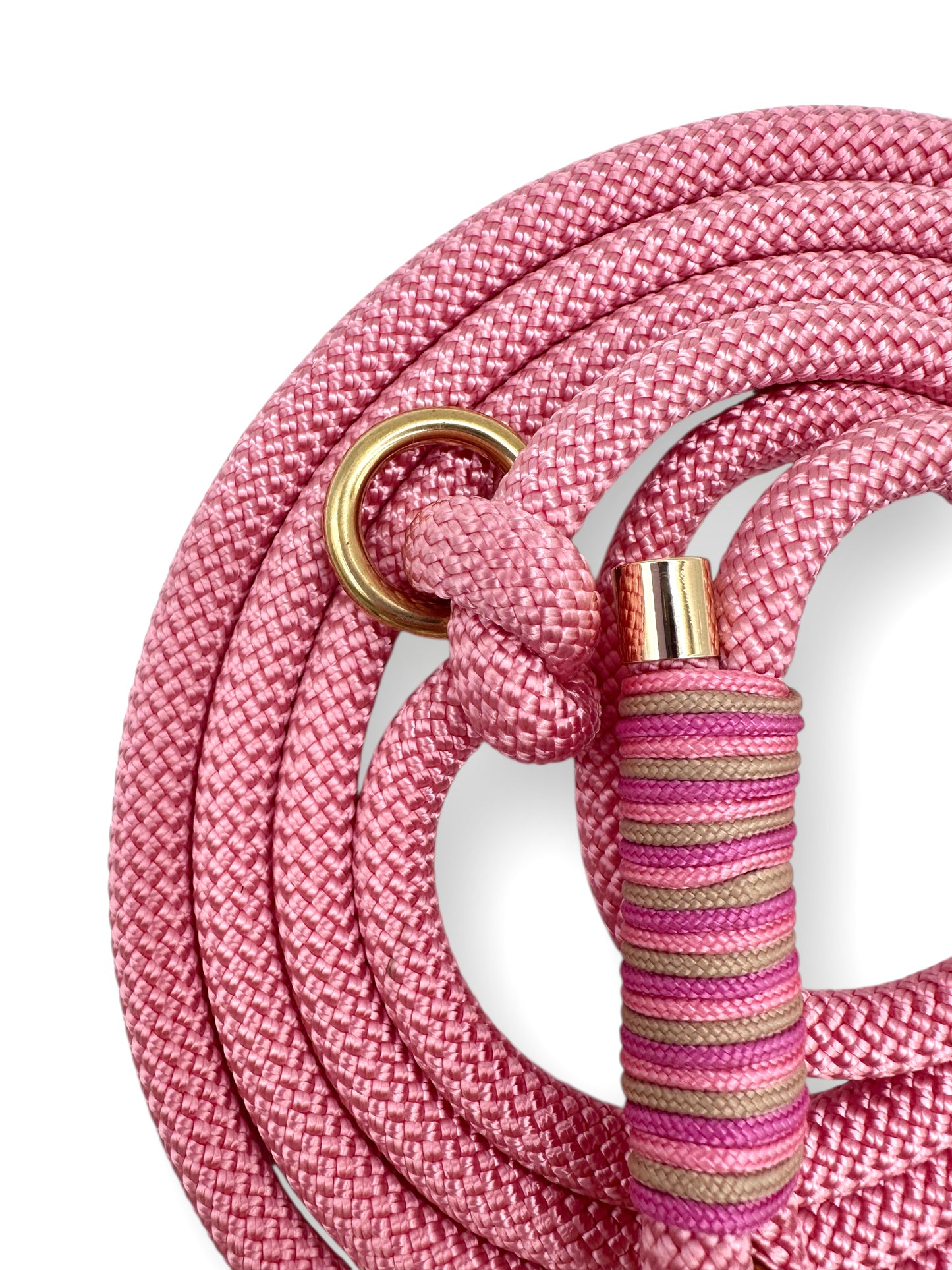 Hundeleine aus Premium Hundeseil in 8mm stärke. Farbe Pastel Pink mit Rose, Mocca und bubble gum Rosa Umwicklung. Beschläge in Gold. Geeigent für alle Hunde, da wir sie an das Gewicht deines Hundes anpassen.