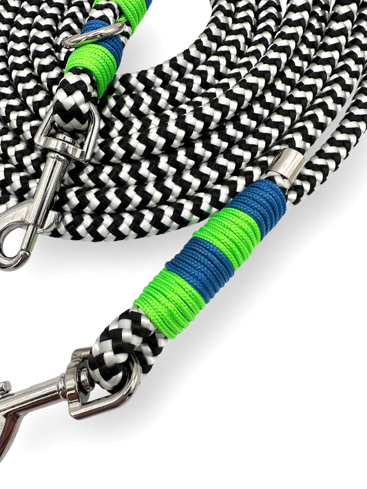 Hundeleine aus 10mm starken Tau in schwarz weiß shockwave mit lapis blauen und Neon grünen Details Umwickelung