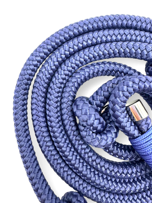 Hundeleine aus Tau in herbstlichen Blau. Dunkelblaue Leine mit Navy blauen und silbernen Details - Nahaufnahme seil