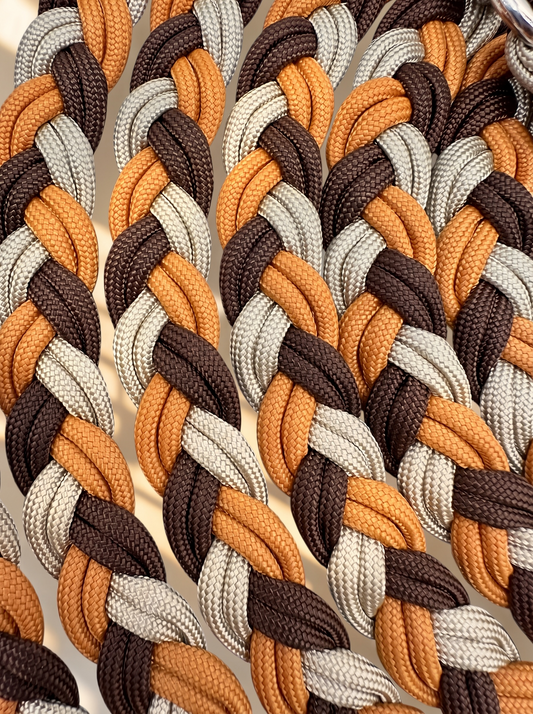 Hundeleine geflochten aus Pracord in mustard, Café Latte und walnut braun. Handgefertigt und individuell anpassbar. Details der flechtung