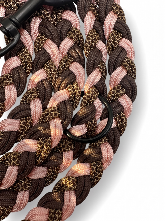 Hundeleine geflochten für kleine, mittlerenund große Hunde in braun und rosa. Geflochten aus Paracord, Beschläge in schwarz. Personalisierbar und anpassbar für jeden Hund. Details flechtung