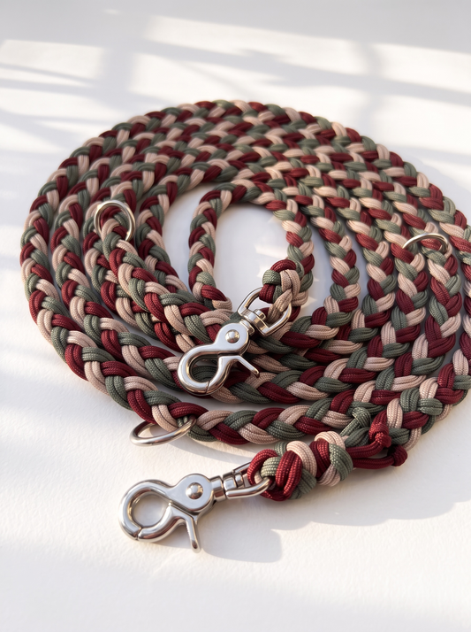 Hundeleine aus Paracord geflochten in grün, rot und beige. Handgefertigt und individuell anpassbar. Scherenkarabiner Silber