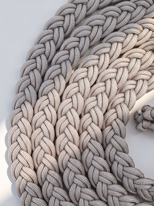 Hundeleine geflochten aus Paracord Typ 3 in der Farbe Tan. Mit individuell anpassbaren Beschlägen. Handgefertigt und anpassbar. Details Flechtung