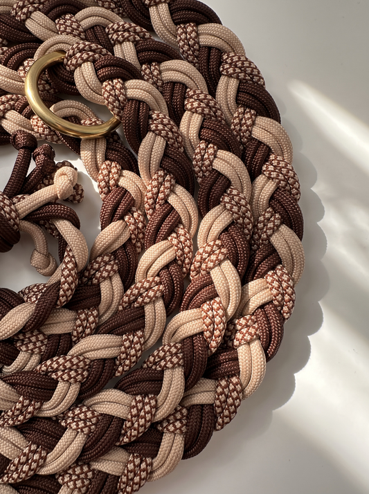 Hundeleine geflochten aus Paracord Typ 3 in den Farben Mocca, chocolate braun diamonds. Herbstliche brauntöne mit goldenen Details. Handgefertigt und individuell anpassbar. Details flechtung