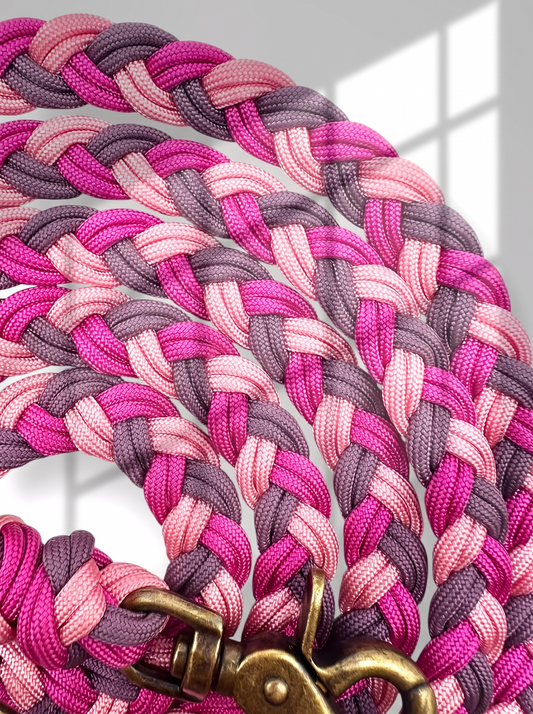 Hundeleine geflochten aus Parcord in den Farben Passion rosa, marvelous mauve & pastel Rosa Details flechtung