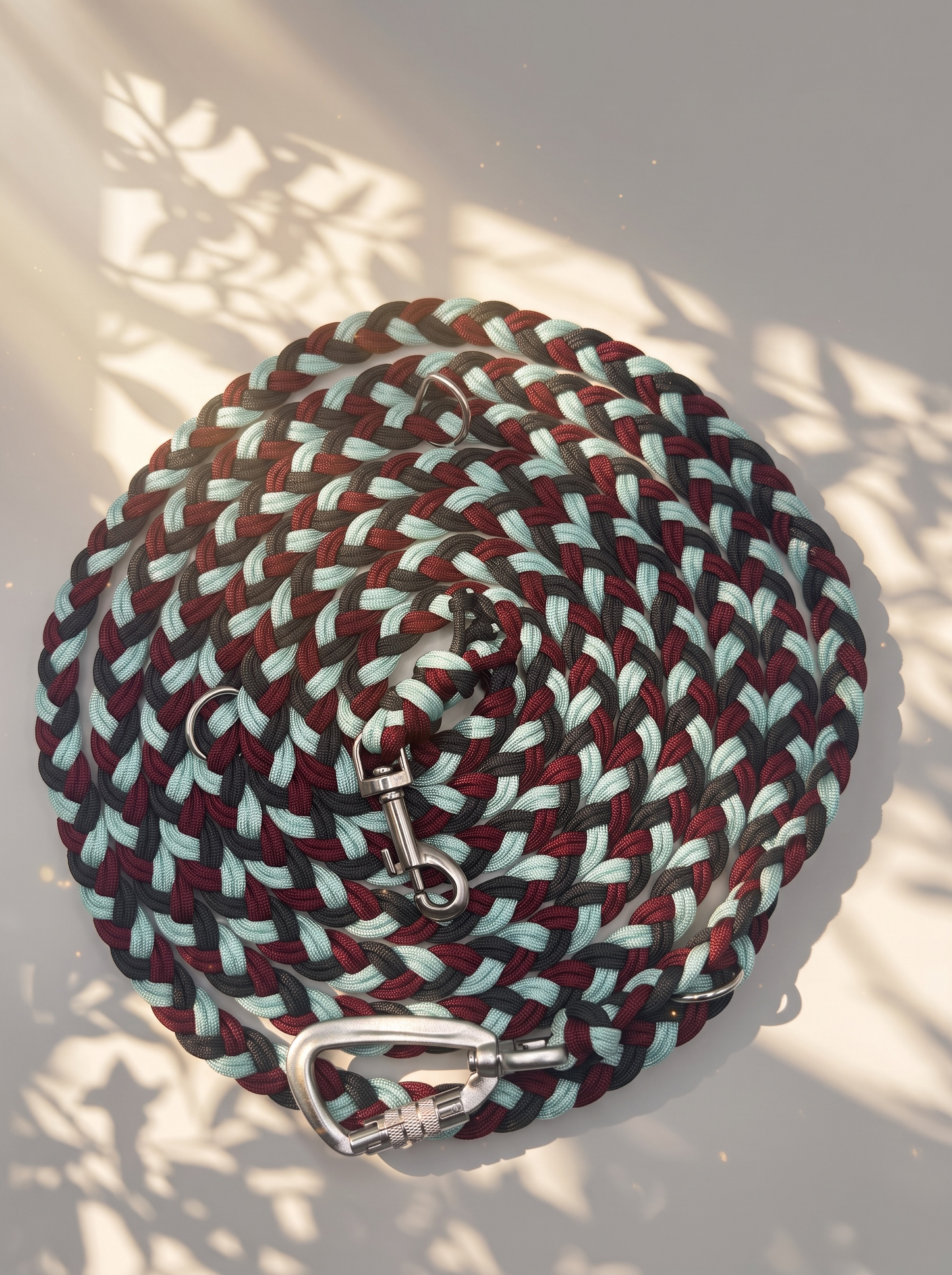 Hundeleine geflochten aus Paracord in den Farben Glacier Blau, Burgundy und Anthrazit. Handgefertigt und individuell anpassbar.