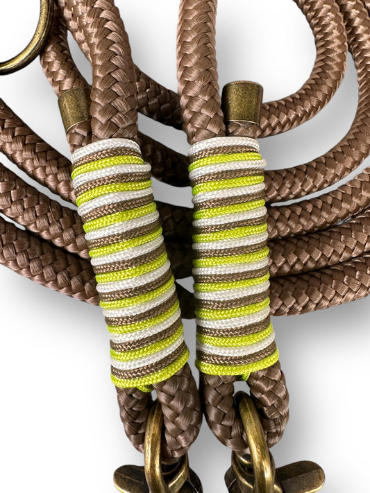 Hundeleine aus 10mm Tau in der Farbe dunkelbraun mit lime und weißer Umwickelung und Antik goldenen Details - Umwickelung