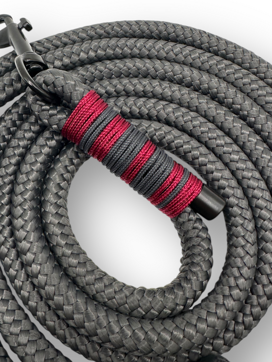 Hundeleine aus 10mm starken Tau in der Farbe charcoal Grau mit Bordeaux Details.