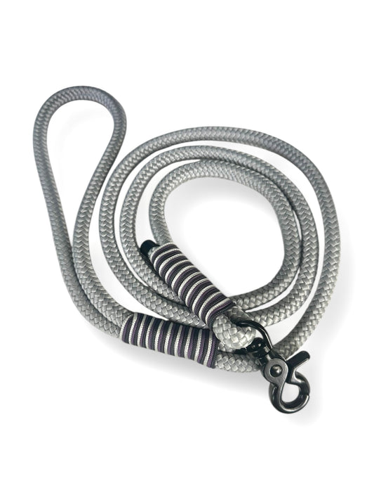 Hundeleine mit Handschlaufe in cement grau mit lila und schwarzen Details - Oben