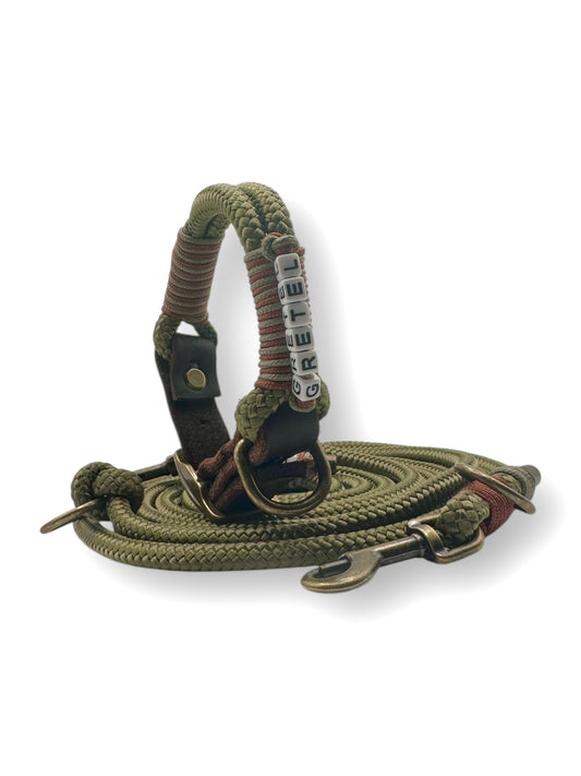 Hundeset aus Halsband und Leine in Khaki und Rust. Perfektes Weihnachtsgeschenk für alle Hundeliebhaber. Grün und rot aus Tau und Leder.