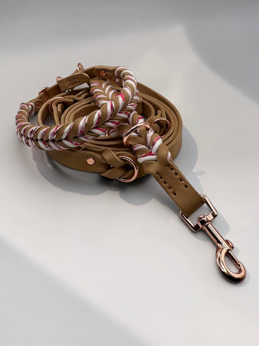 Lederhalsband und Lederleine geflochten aus braunen Leder und Rosé Farben Details. Blumenband mit eingeflochten.