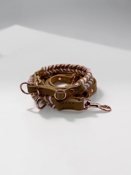 Lederhalsband mit Zugstopp geflochten in braun. Passende Leine mit Blumen Details in rose