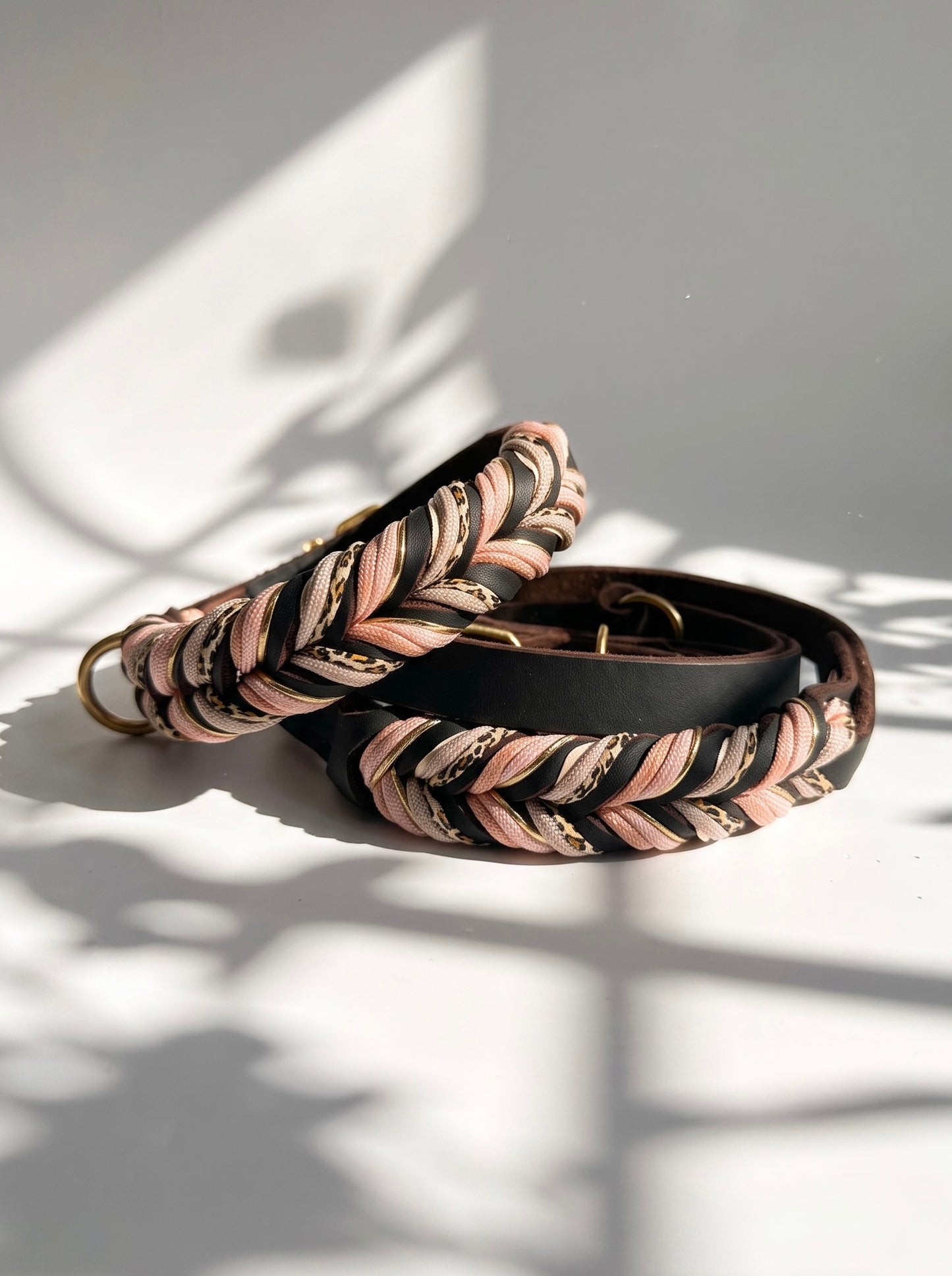 Lederhalsband und Lederleine geflochten mit Leo-Details und kupfer farbenen Details. Handgefertigt und individuell anpassbar an jede Hundegröße. Ansicht des Sets.