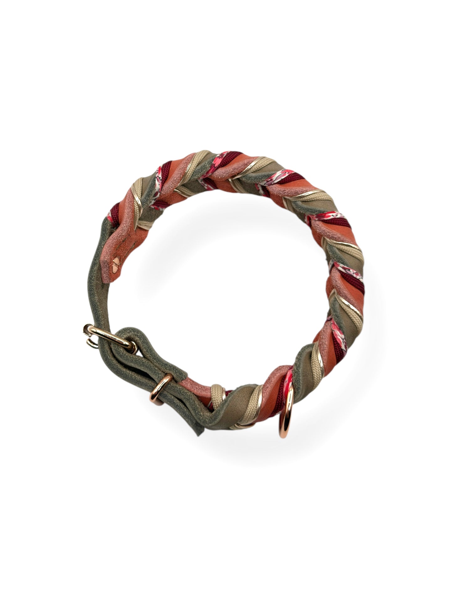 Hundehalsband aus Fettleder in der Farbe Schlamm (Braun) & Altrosa, mit roten, rosé & Blumen Details. Perfektes Frühlingshalsband für deinen Vierbeiner. In verschiedenen Breiten erhältlich.
