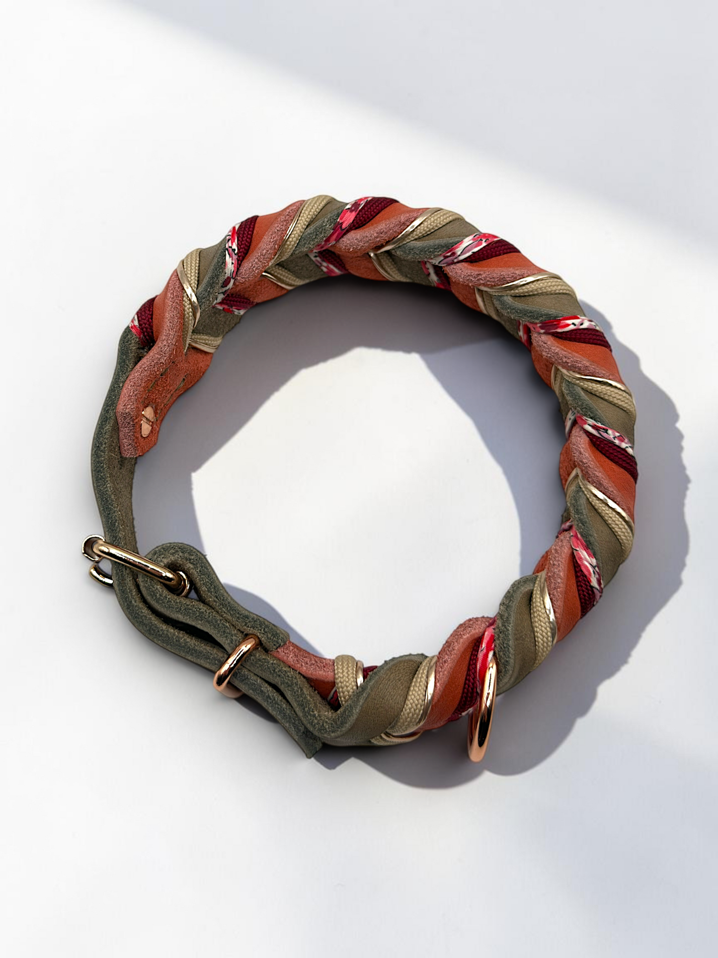 Hundehalsband aus Fettleder in der Farbe Schlamm (Braun) & Altrosa, mit roten, rosé & Blumen Details. Perfektes Frühlingshalsband für deinen Vierbeiner. In verschiedenen Breiten erhältlich. Ansicht: draufsicht