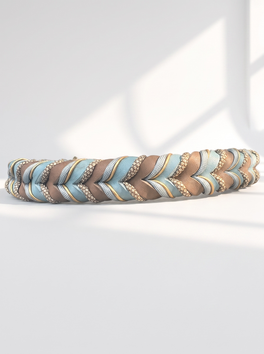Lederhalsband geflochten in blau und braun mit beigen Details. Handgefertigt und individuell anpassbar. Ansicht Halsband hinten