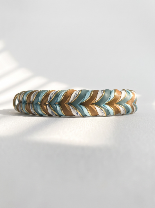 Lederhalsband aus Fettleder in den Farben Blau & Braun mit goldenen und Blumen details. Geeigent für kleine, mittlere und große Hunde, da das Halsband an das gewicht deines Hundes angepasst wird. Ansicht Details flechtung