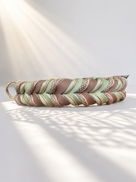 Lederhalsband geflochten in grün und braun. Mit goldenen Details. Personalisierbar und individuell anpassbar. Ansicht Halsband hinten