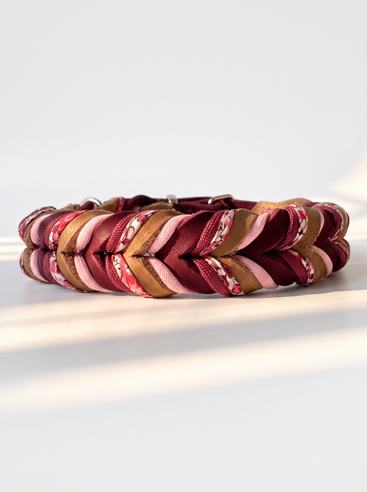 Hundehalsband aus Leder geflochten mit Blumenband In rot und braun und schmuckband verstellbar - Rückansicht