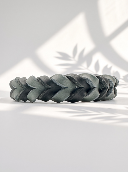 Hundehalsband aus Fettleder in Schwarz und Grau. Lederhalsband in verschiedenen Breiten erhältlich. Ansicht des Halsbandes von hinten
