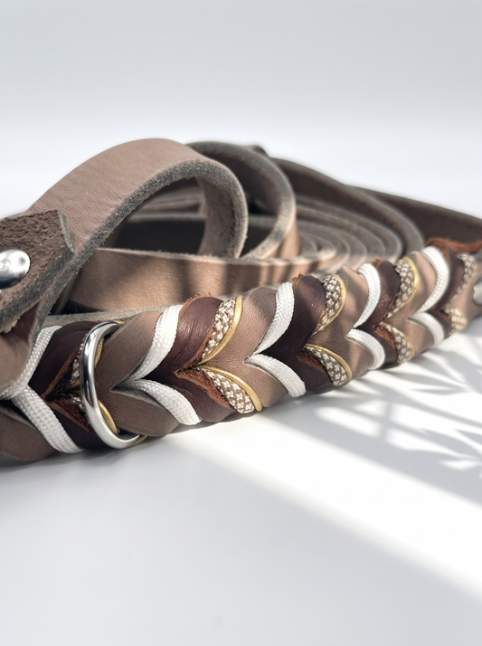 Lederleine für Hunde in braun geflochtene Hundeleine. Farben: Braun und Schlamm mit Details aus Paracord. Anpassbar an jede Hundegröße. Perfektes Weihnachtsgeschenk. Details der Flechtung