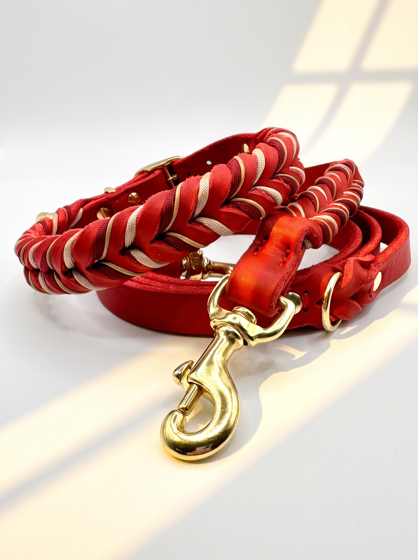 Lederhalsband und Lederleine in Rot mit beigen und goldenen Details. Geeignet für alle Hunde, da es auf das Gewicht des Hundes angepasst wird.