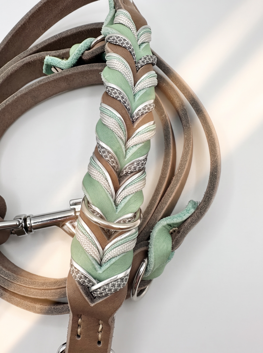Hunde set aus Fettleder bestehend aus Halsband und Leine in den Farben Schlamm und mint. Geeignet für kleine, mittlere und große Hunde, da es a das Gewicht und Größe angepasst wird. Details in grau, Silber und grün. Details Leine