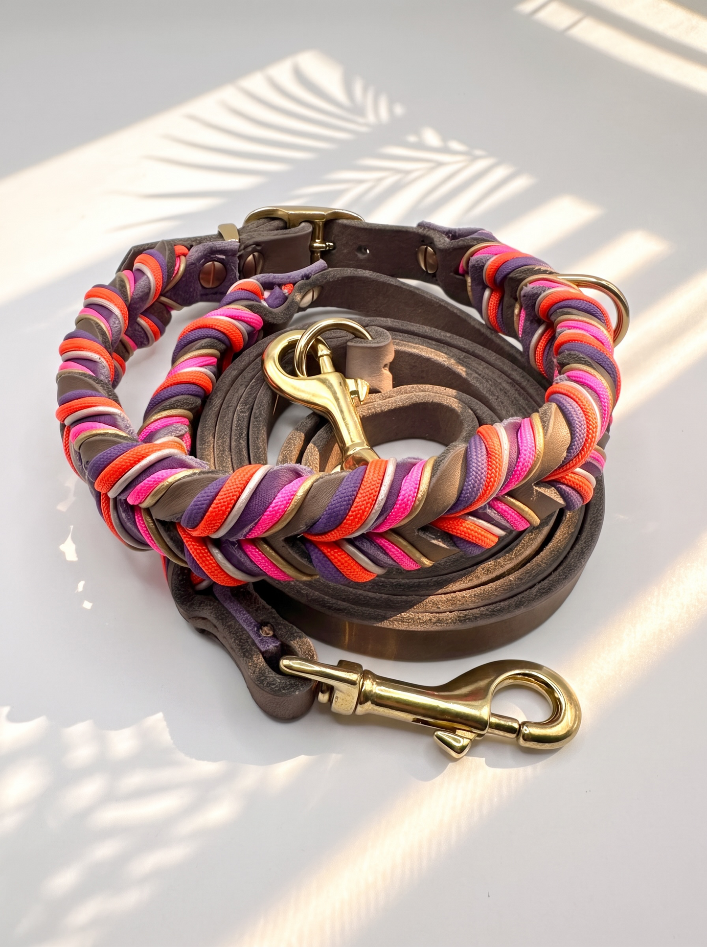 Hunde set aus Fettleder bestehend aus Halsband und Leine in den Farben: Braun und Orchidee mit lila, orangen, rosa und goldenen Details. Geeignet für kleine, mittlere und große Hunde da es individuell a das Gewicht und Größe angepasst wird. Ansicht Draufsicht Set