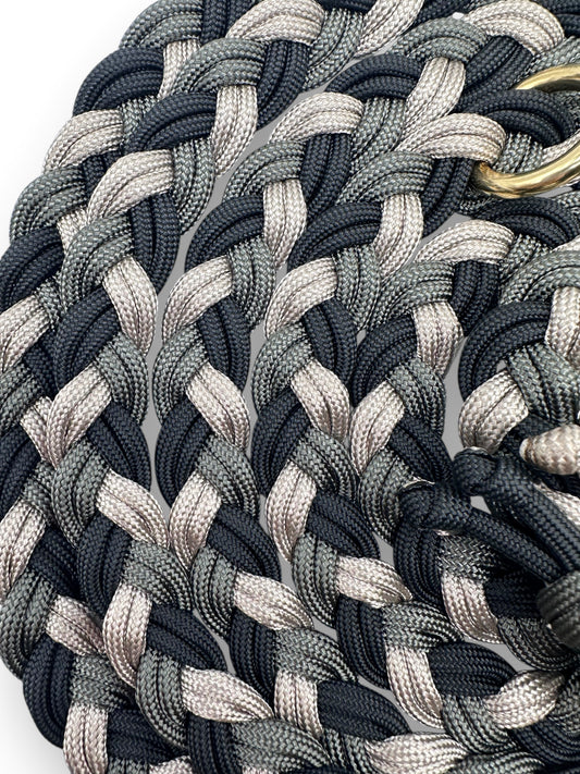 Hundeleine aus Paracord geflochten. In grau, grün schwarz tönen. Geeignet für alle Hunde, da wir die Beschlüsse-ge an das Gewicht des Hundes anpassen.