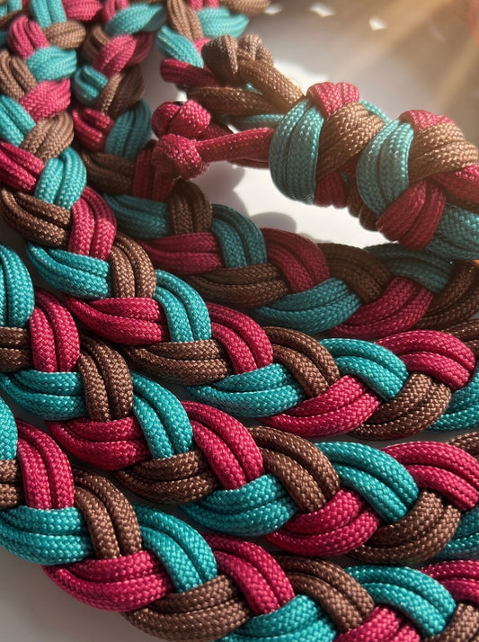 Paracordleine geflochten aus Paracord Typ 3. In Herbst und Winter Farben - Rot, Grün und Braun mit goldenen Details. Details flechtung