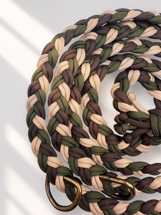 Paracordleine geflochtene Hundeleine in grün, beige und braun. Herbstliche Farben und perfektes Weihnachtsgeschenk für alle Hunde Liebhaber. Für jede Größe geeignet da sie an das Gewicht des Hundes angepasst wird. Details flechtung