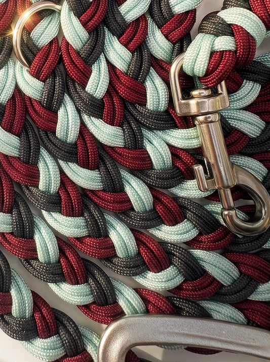 Hundeleine geflochten aus Paracord in den Farben Glacier Blau, Burgundy und Anthrazit. Handgefertigt und individuell anpassbar. Details Flechtung mit sicherheitskarabinern